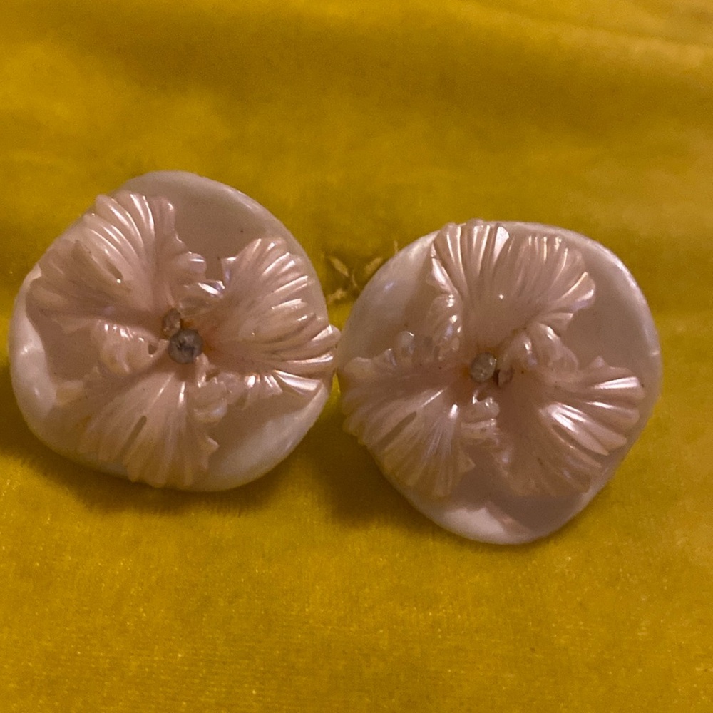 Light cream color screw ons